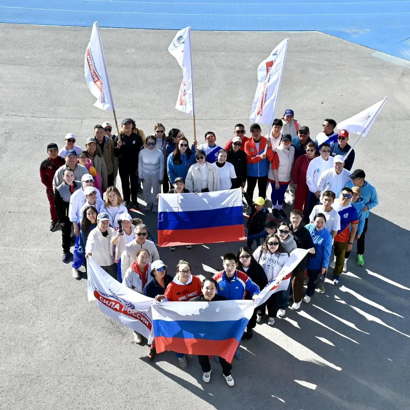 Праздничный флешмоб молодежи в День Государственного флага России